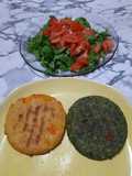 Ensalada con vinagreta de naranja y hamburguesas
