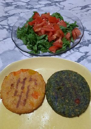 Una foto de Ensalada con vinagreta de naranja y hamburguesas