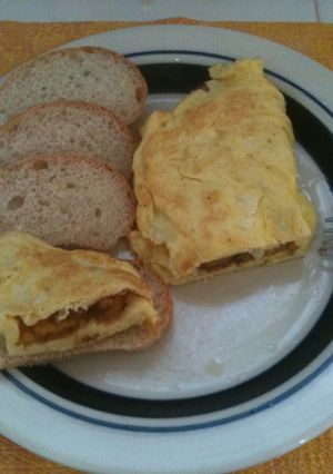 Una foto de Tortilla sandwich con plátanos maduros