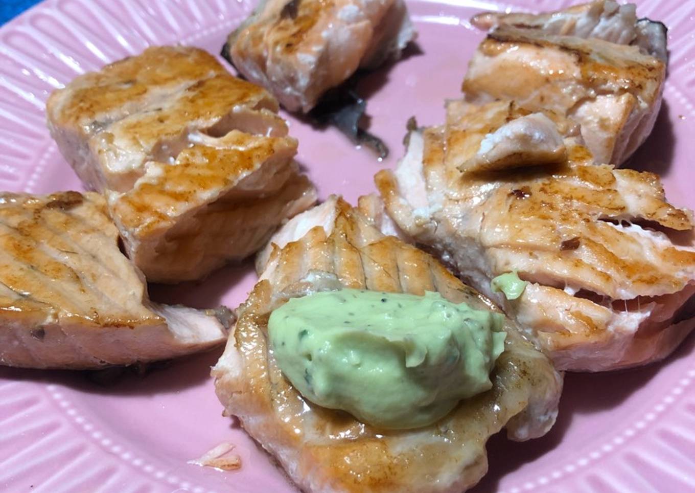 Salmón con salsa verde de aguacate