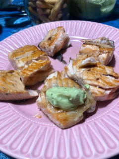 Una foto de Salmón con salsa verde de aguacate