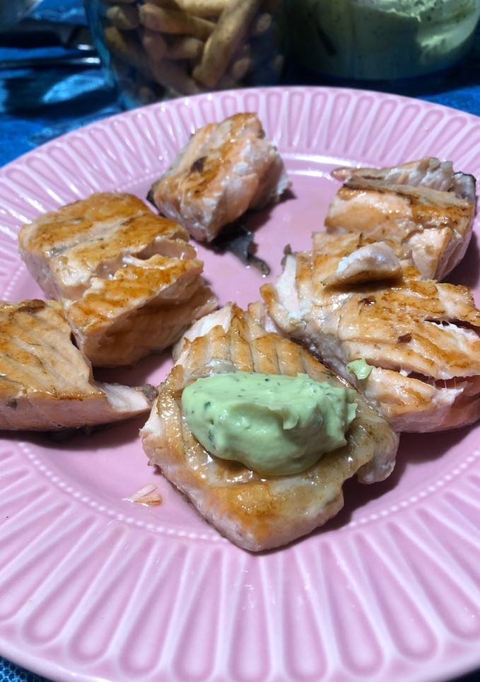 Una foto de Salmón con salsa verde de aguacate