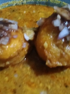आलू बोंडे रस्सा (aaloo bonda rassa recipe in marathi) रेसिपी चे मुख्य फोटो