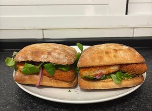 Foto principal de Bocadillo de pollo crujiente con cebolla morada encurtida y sriracha mayo