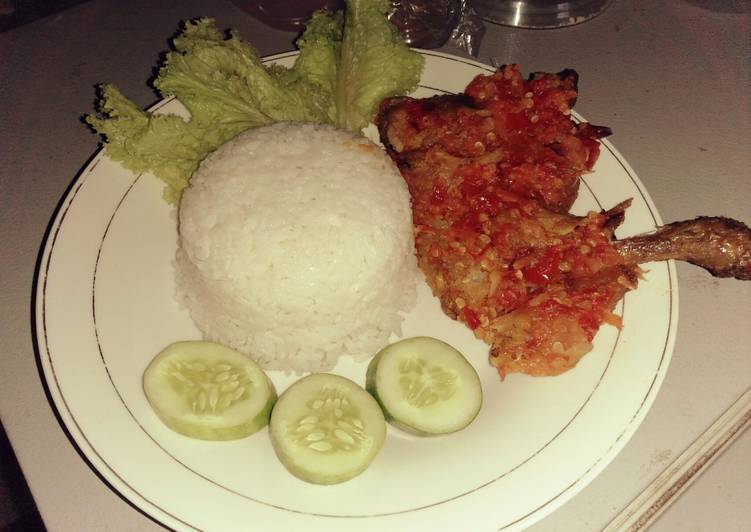 Resep Ayam penyet simple oleh Novitacharisrohmaliana 