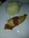 Baconbe göngyölt csirkemell sajtos rizzsel