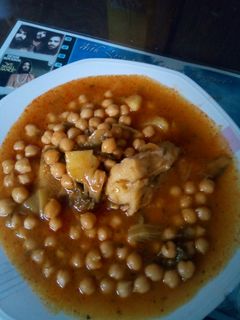 Una foto de Potaje de garbanzos con bacalao