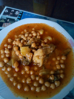 Una foto de Potaje de garbanzos con bacalao