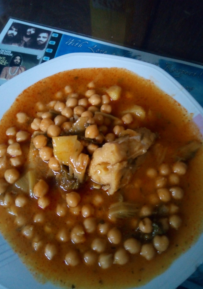 Una foto de Potaje de garbanzos con bacalao