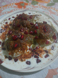 उड़द दाल के दही बड़े (Urad dal ke dahi bade recipe in Hindi) रेसिपी मुख्य फोटो