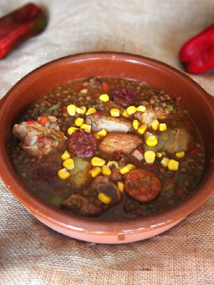 Una foto de Lentejas Pardina con costillas de cerdo y alcachofas