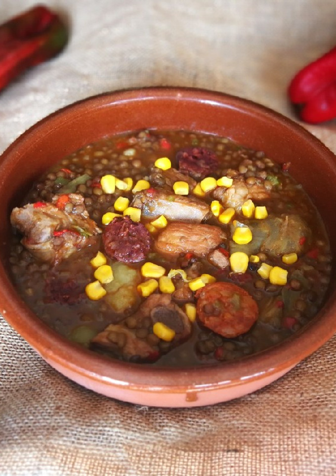 Una foto de Lentejas Pardina con costillas de cerdo y alcachofas