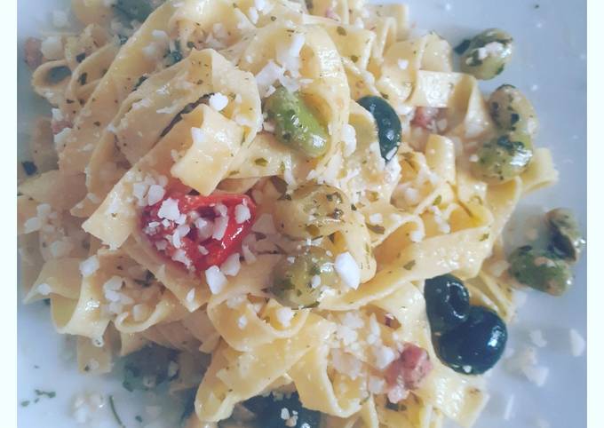 Guida passo passo a Fai Fatto in casa Tagliatelle alle fave e pecorino