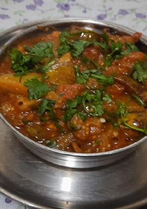A picture of Vidarbha special Nagpuri style Wanga batata Saoji masala bhaji.