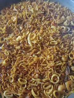 Una foto de Fideos tostados con calamar y gamba