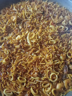 Una foto de Fideos tostados con calamar y gamba