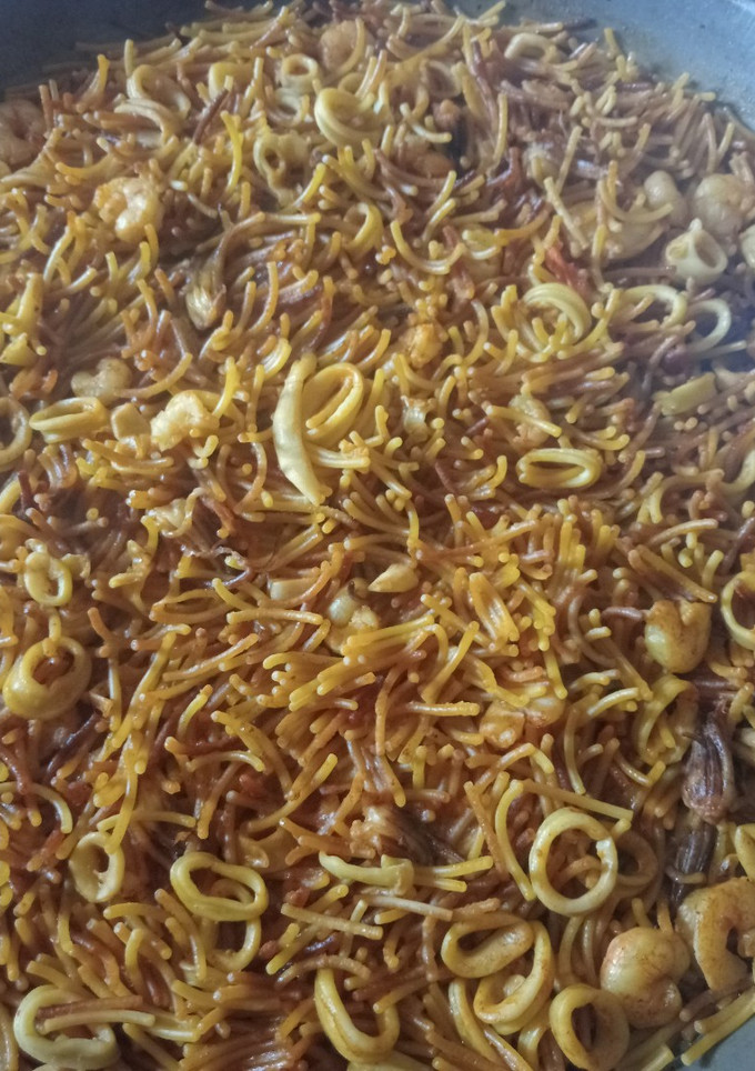 Una foto de Fideos tostados con calamar y gamba