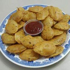 Aloo k Pakoray / Potato Fritters A picture of Aloo k Pakoray / Potato Fritters.