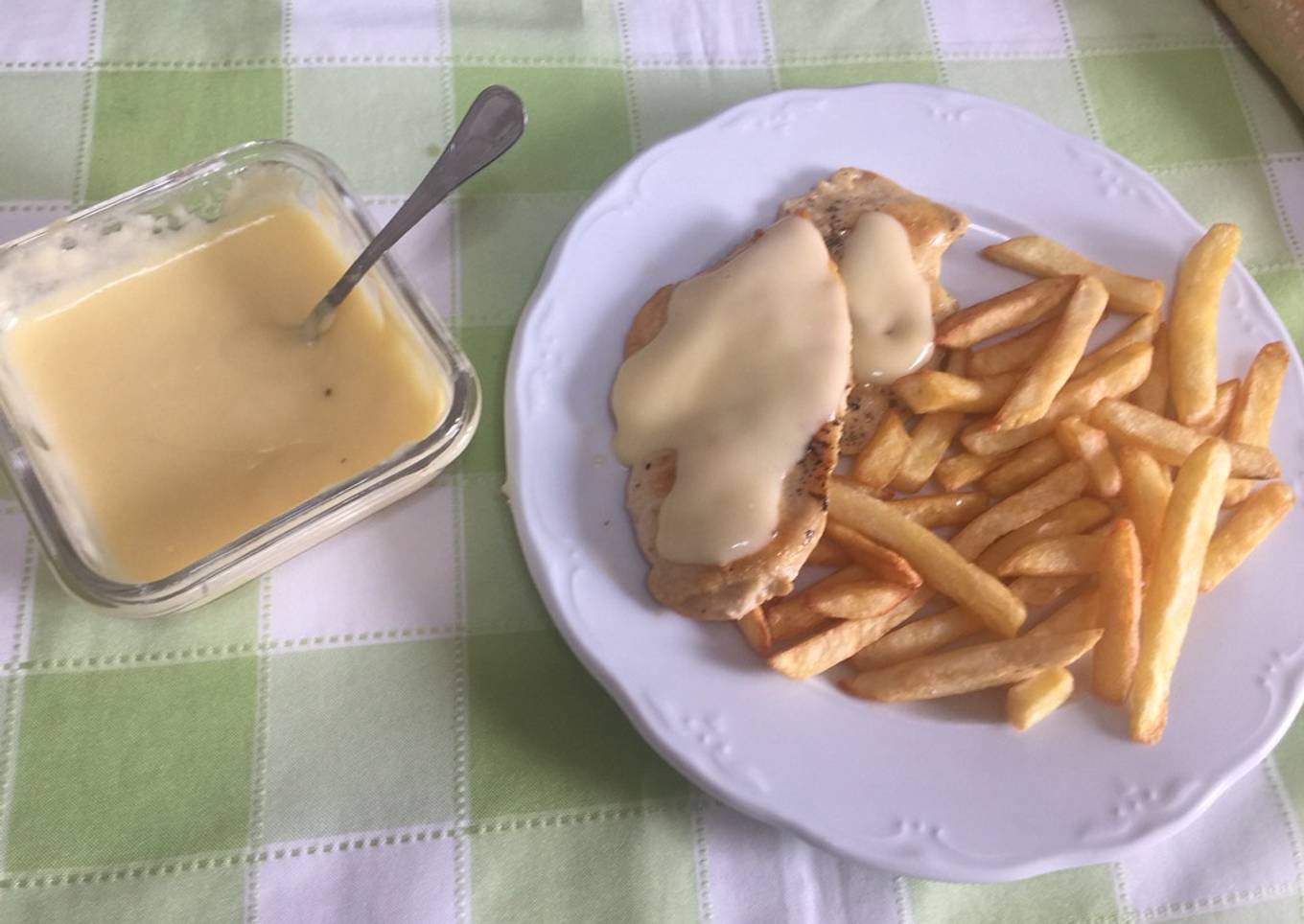 Pechuga de pollo con salsa de queso