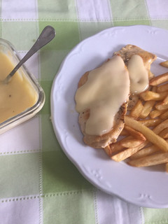 Una foto de Pechuga de pollo con salsa de queso