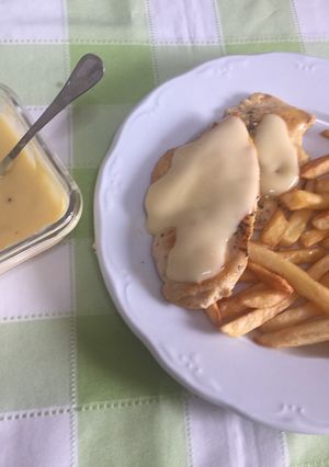 Una foto de Pechuga de pollo con salsa de queso