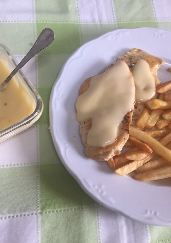 Una foto de Pechuga de pollo con salsa de queso