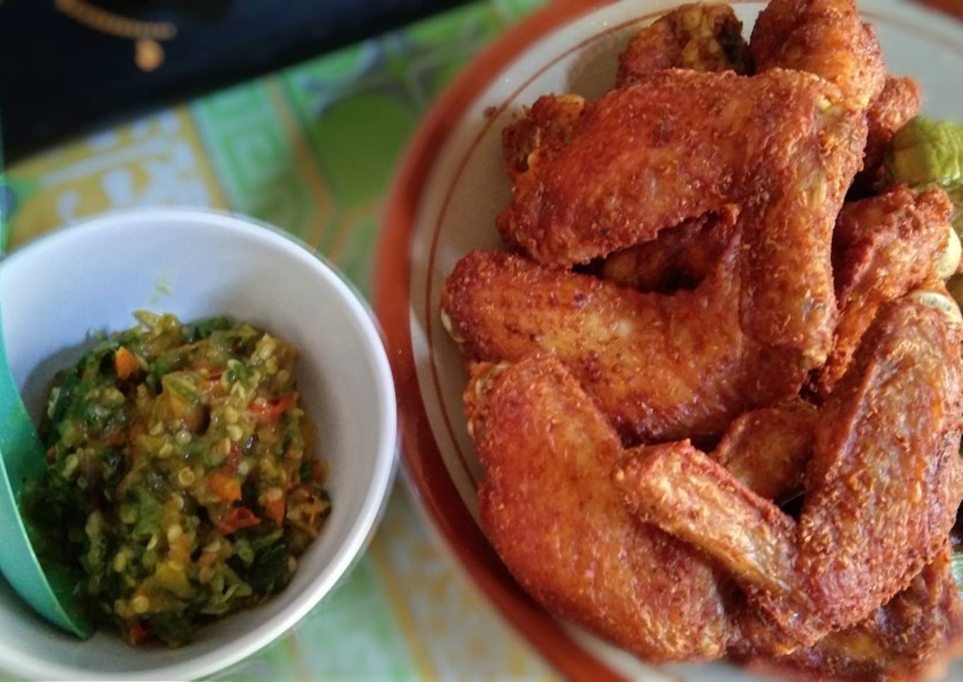 Ayam goreng bumbu racik, terong goreng, sambal orek