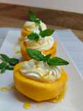 Melocotones rellenos con crema de queso y caramelo