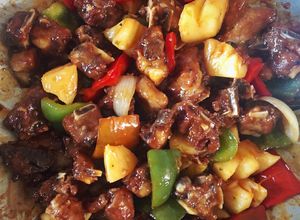 Hình của món Sườn non xào chua ngọt.