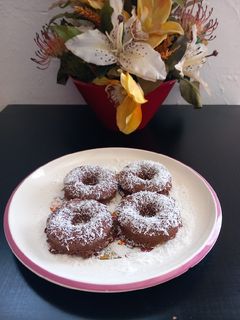 Una foto de Donuts esponjosos de manzana🍏 rápidos y muy fáciles de hacer