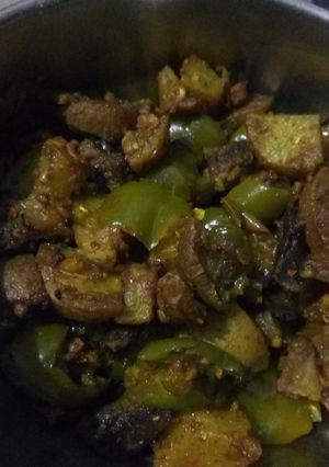 A picture of Shimla mirch aloo sabzi.