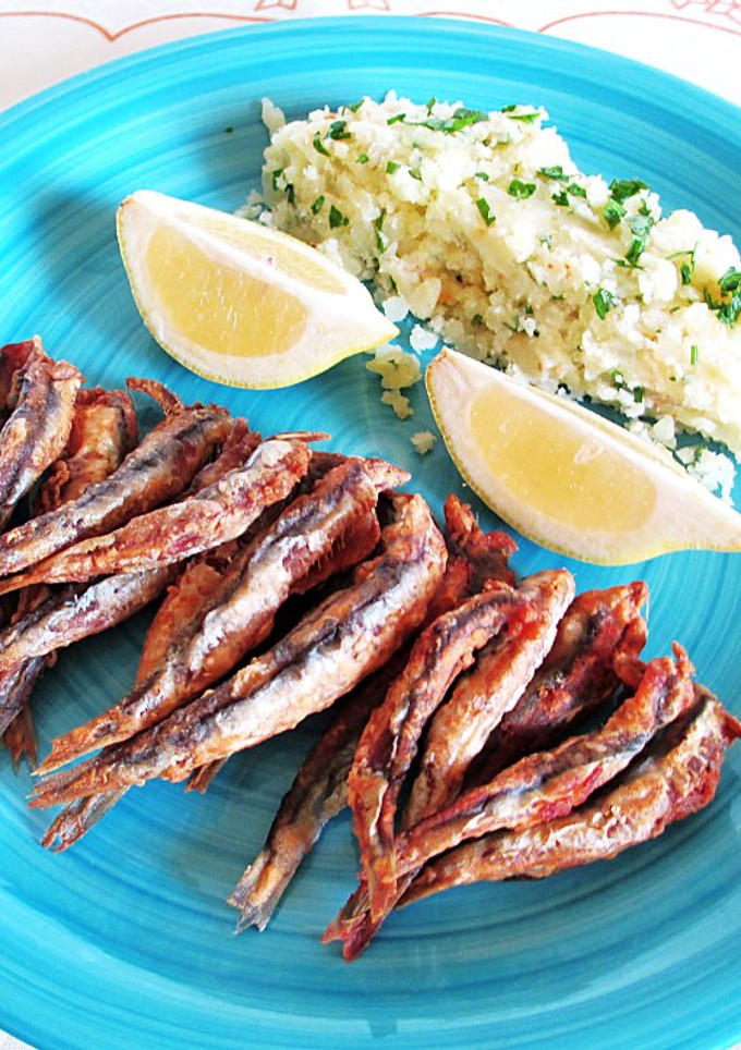 Una foto de Boquerones fritos con patatas aliñadas