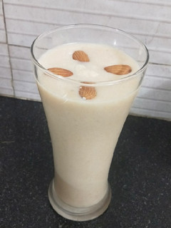 બનાના ચીકુ થીક શેક (Banana Chikoo Thick Shake Recipe In Gujarati) રેસીપી મુખ્ય ફોટો