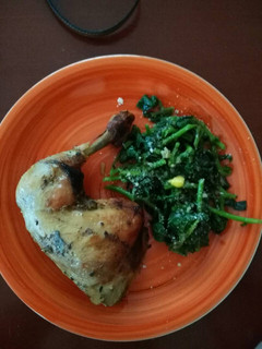 Una foto de Cetogénica: pollo asado y espinaca salteada con queso parmesano