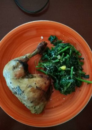 Una foto de Cetogénica: pollo asado y espinaca salteada con queso parmesano
