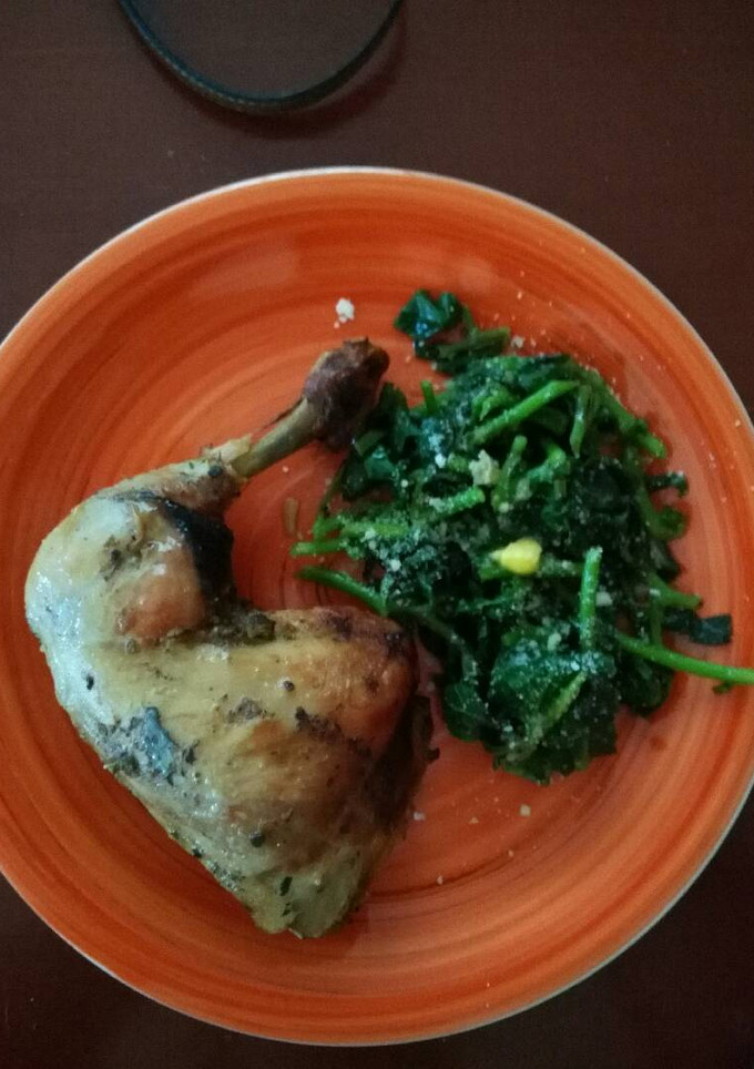 Una foto de Cetogénica: pollo asado y espinaca salteada con queso parmesano