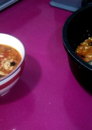 Una foto de Arroz caldoso con verduras pollo y aceitunas negras
