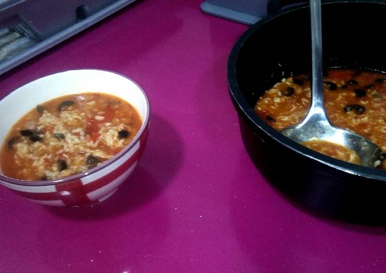 Arroz caldoso con verduras pollo y aceitunas negras