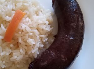 Una foto de Prietas con arroz blanco saborizado