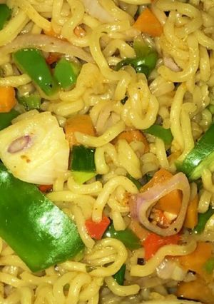 A picture of Stir fried noodles with veggies and garlic.