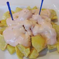 Una foto de Patatas en salsa de ajo