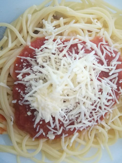 Una foto de Espaguetis con tomate y queso