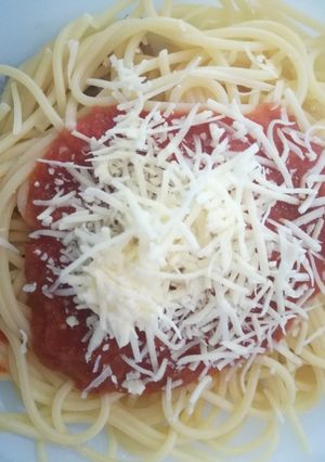 Una foto de Espaguetis con tomate y queso