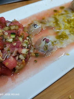 Una foto de Carpaccio de galera, con tartar de tomate y cosas😂😂😂