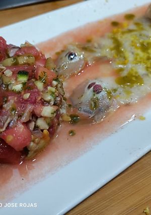 Una foto de Carpaccio de galera, con tartar de tomate y cosas😂😂😂