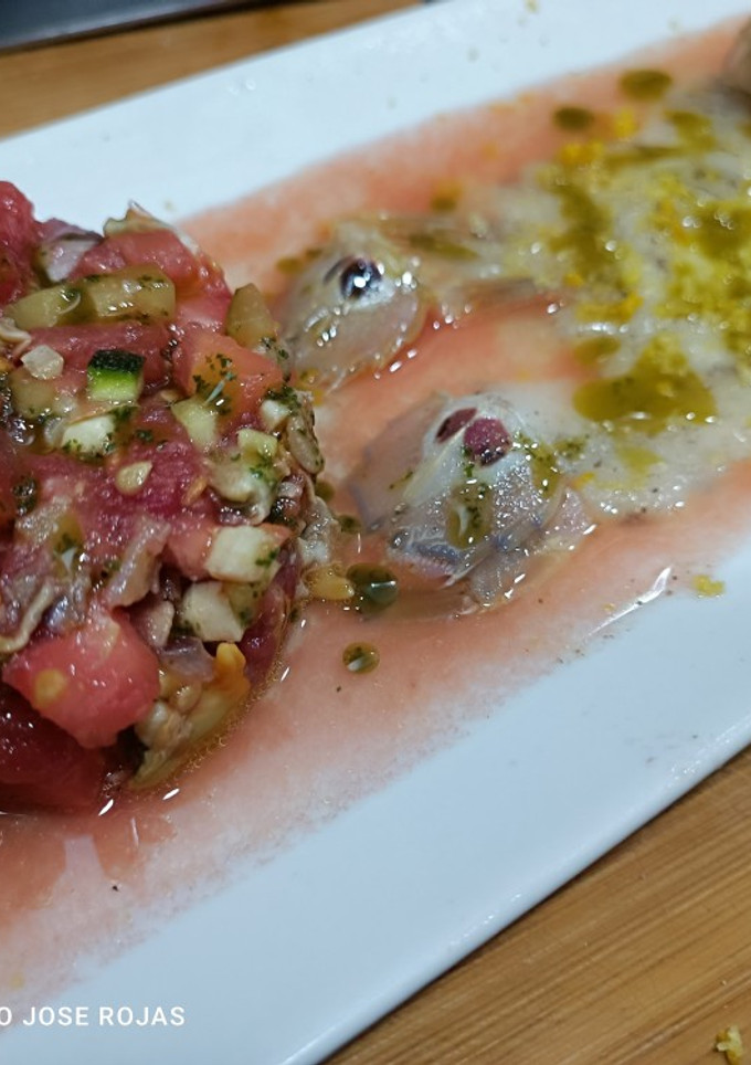 Una foto de Carpaccio de galera, con tartar de tomate y cosas😂😂😂
