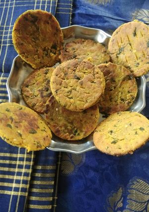 મીની મેથી મસાલા ભાખરી (Mini Methi Masala Bhakhari Recipe In Gujarati) રેસીપી મુખ્ય ફોટો