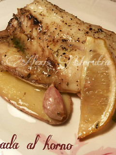 Una foto de Dorada al horno, con patatas y ajos