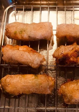 A picture of Crispy prawn rice paper spring roll - Japanese.