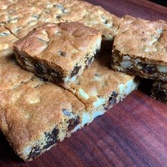 A picture of Date & Macadamia Nut Slice.